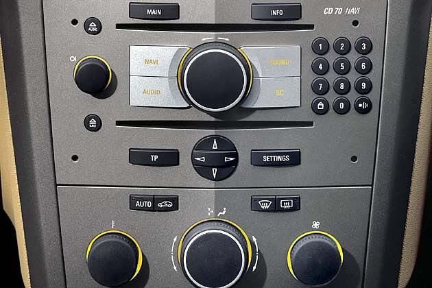 Simpel zu bedienen: CD 70 mit Radio, Navi und Bordcomputer