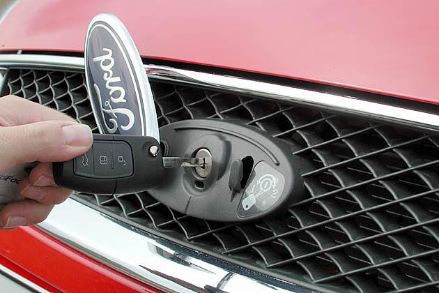 Wie gehabt: Die Motorhaube wird mit dem Schlüssel geöffnet