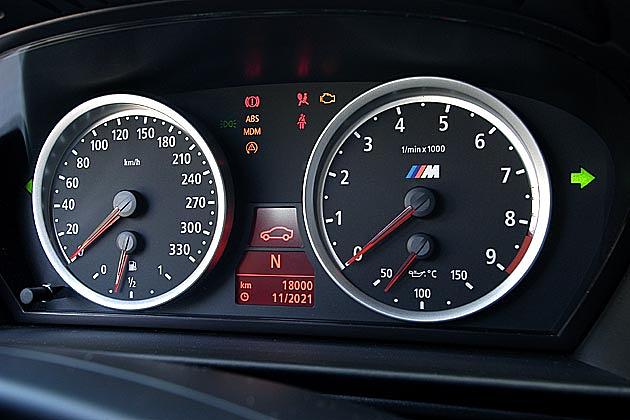 Das ist eine Ansage: Der Tacho geht bis 330 km/h