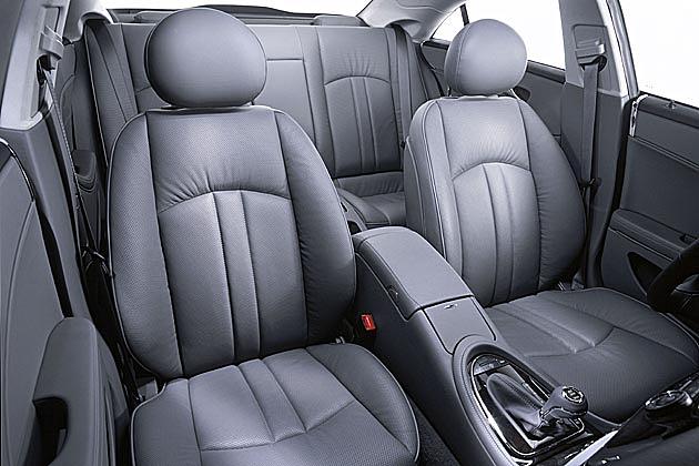 Ein Coupé mit vier Sitzplätzen, hinten jedoch mit eingeschränkter Kopffreiheit