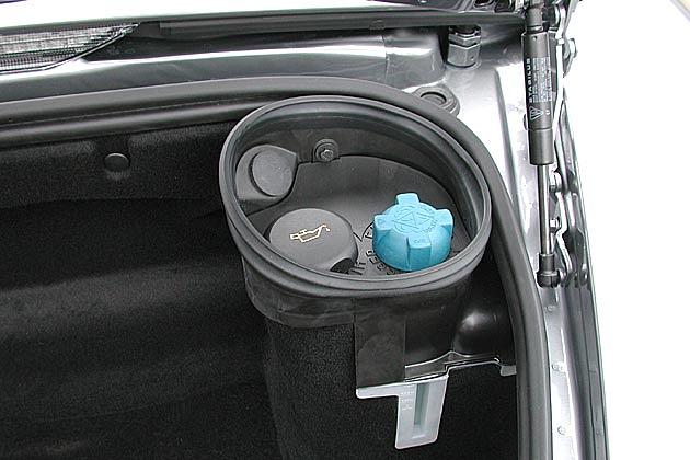 Die Einfüllstutzen für Waschwasser und Motoröl