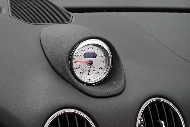 Die Stoppuhr vom "Sport Chrono Paket" auf der Armaturentafel