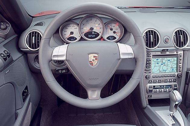 Typisch Porsche: Der Drehzahlmesser in der Mitte des Instrumenten-Trios