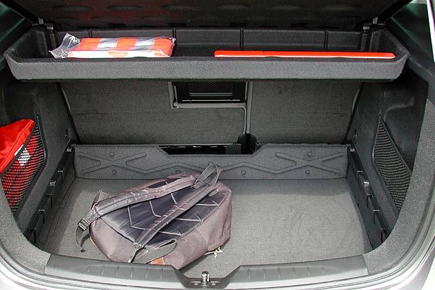 Trickreich: Ein Fach unter der Kofferraumauskleidung und eines in der Hutablage