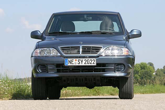 Ähnlichkeit mit der alten Mercedes C-Klasse: Die Front des Musso Sports