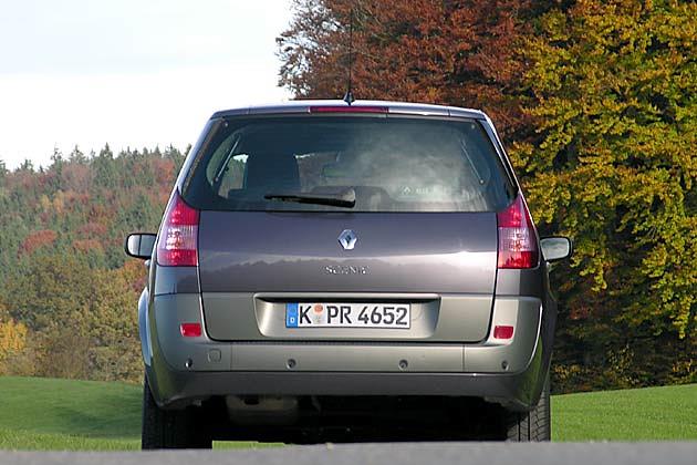 In der Stoßstange befinden vier Sensoren der 390 Euro teuren Einparkhilfe