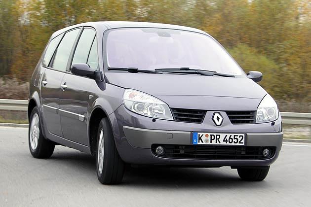 Der Minivan liegt satt und sicher auf der Straße und bietet eine komfortable Federung