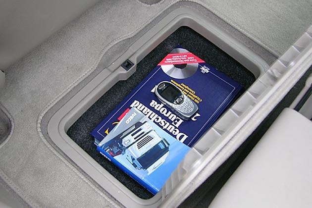 Vier große Staufächer befinden sich unterm Fußraumboden