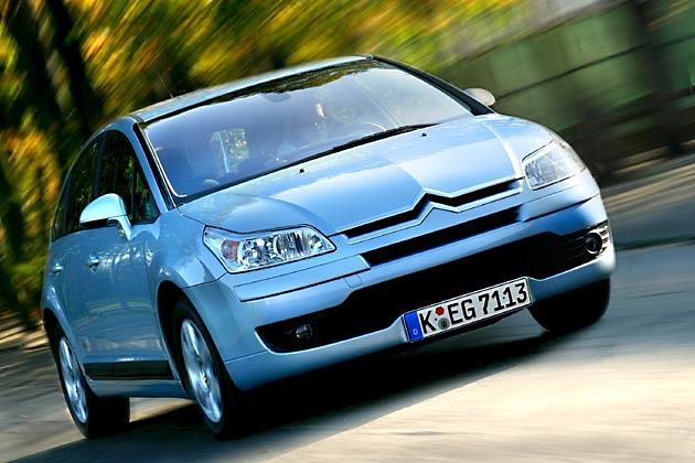 Die eigenwillig geformten Frontleuchten geben der Limousine etwas Dynamisches