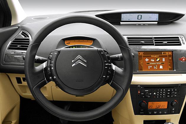 Cockpit: Das Lenkrad hat eine feststehende Nabe, die Instrumente sind zentral angeordnet