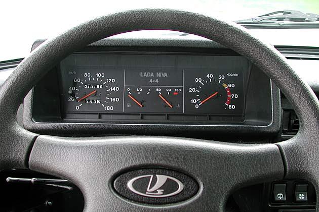 Hinter dem Lada-Boot auf dem Lenkrad gibt es keinen Airbag
