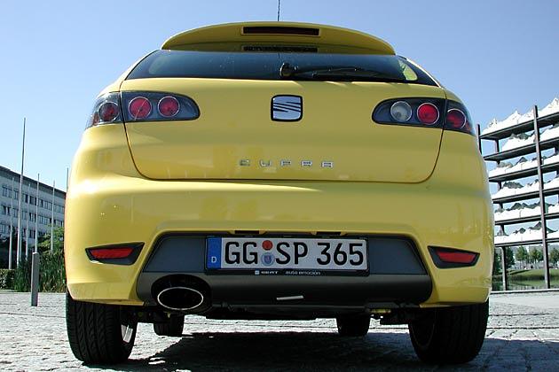 Cupra-Heck: Ovales Auspuffendrohr und auffällige Aussparung im Stoßfänger