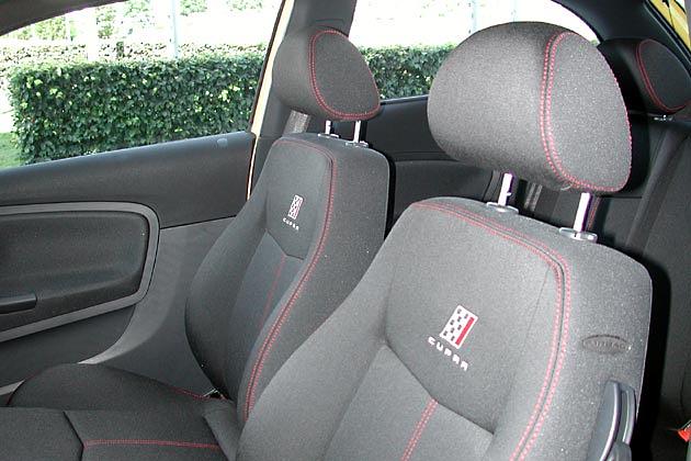 Das Cupra-Logo mit der schwarzweißen Zielflagge schmückt die Sitze