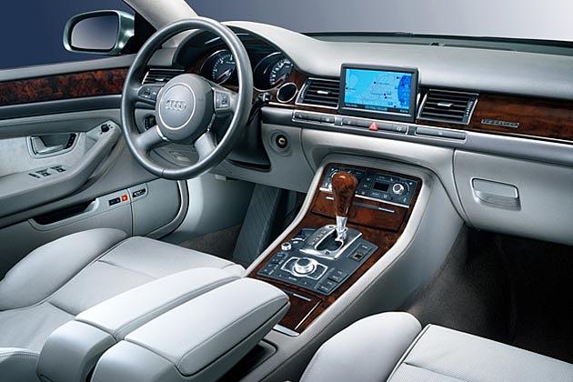 Cockpit: hier mit ausgefahrenem Bordmonitor