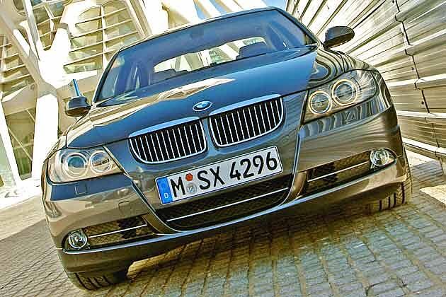 Mit den Chromverzierungen am Kühlergrill unterscheidet sich das 3er-Gesicht von anderen BMWs