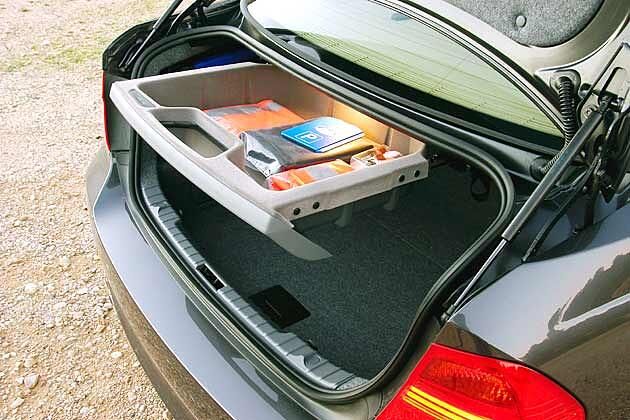 Zum Gepäckraumpaket gehört eine ausziehbare Schublade für Kleinkram