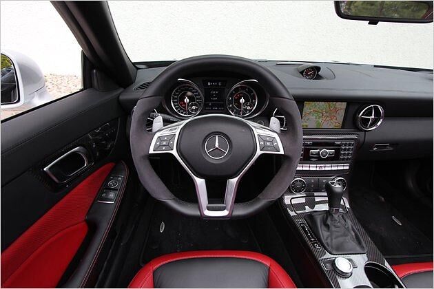 Bei unserem Testwagen dominieren schwarzes und rotes Leder