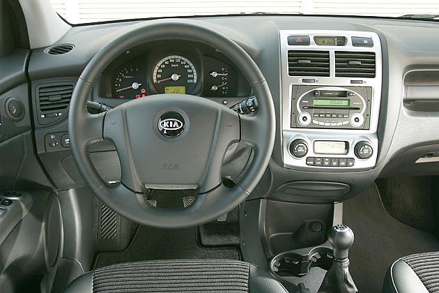 Aufgeräumt, mit weitgehend wertiger Materialanmutung: Innenraum des Kia Sportage