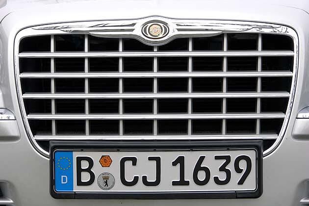 Der große Kühlergrill verbirgt den vergleichsweise kleinen Motor