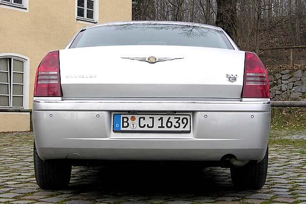 Beim Rückwärtsfahren helfen Sensoren