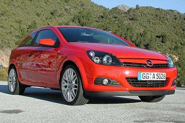 Auffällig: Der große Lufteinlass unter dem Nummernschild