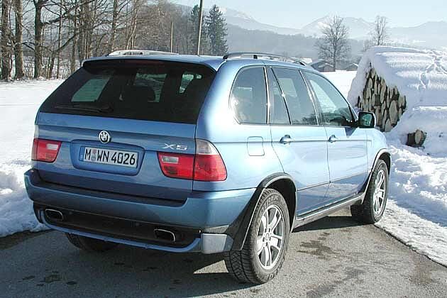 Von hinten ist der X5 nicht auf den ersten Blick als BMW zu erkennen