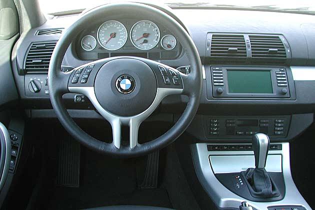 Alles im Griff: Das aufgeräumte und elegante Cockpit