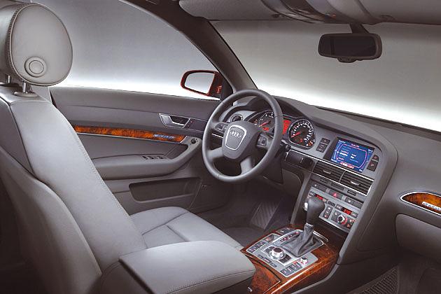 Traumhaft schöner Arbeitsplatz: Das A6-Cockpit bietet viel Platz, tolles Design und edle Materialien