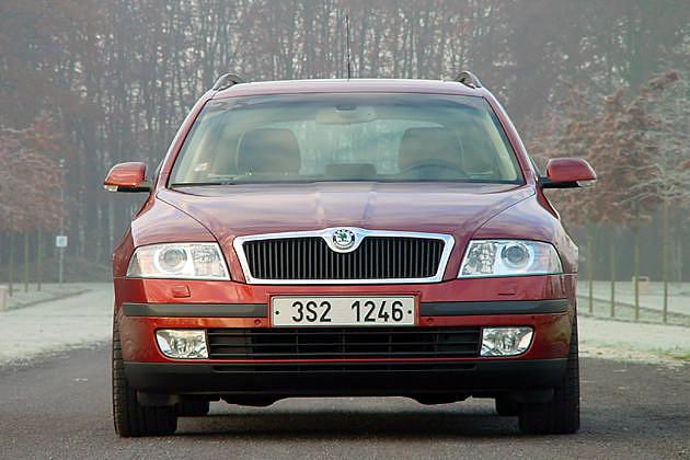 Große Nebelscheinwerfer und große Lufteinlässe