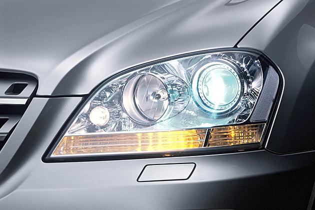 Optional gibt es die M-Klasse mit Xenon- und Kurvenlicht