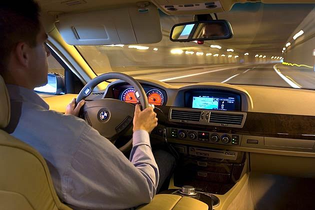 Gut ablesbare Intrumente in BMW-typisch orangefarbenem Nachtdesign