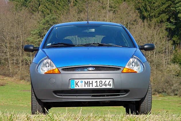 Die sanfte Wölbung des schwarz gerahmten Grills setzt sich in den Blinkern fort
