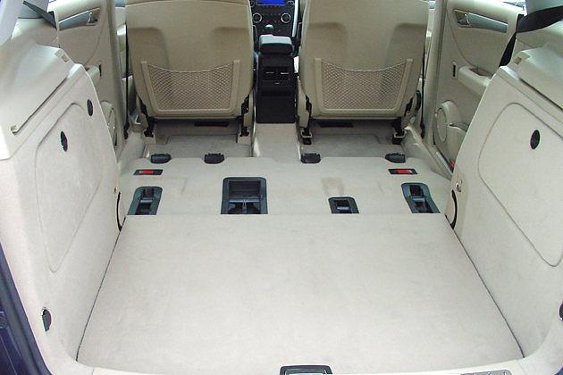Easy-Vario-System: Die Verankerungen und die Stufe im Laderaum sind typisch Minivan