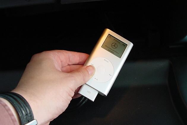 Apples MP3-Spieler lassen sich gegen Aufpreis im Handschuhfach anschließen (Bild: iPod Mini)