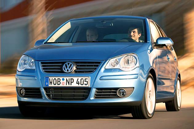 Die Rammschutzleisten sind erst bei Comfortline und Sportline in Wagenfarbe