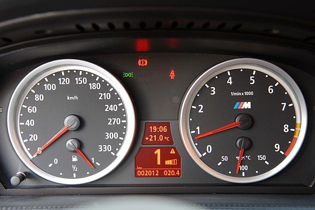 Der Tacho zeigt, was ohne Sperre ginge, der gelbe Bereich vom Tourenzähler ändert sich mit der Motortemperatur