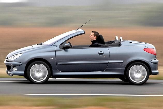 Mittelgroße Fahrer haben Platz, aber Große gucken über die Windschutzscheibe drüber