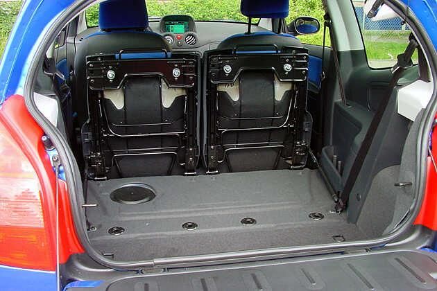 Bei hochgewickelten Sitzen passen knapp 880 Liter in den C2