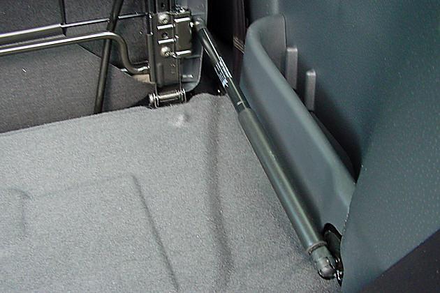 Besser als bei der Konkurrenz: Gasdruckfedern halten die hochgewickelten Sitze in Position