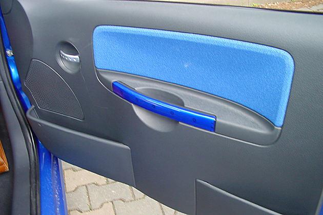 Schick: Blaue Details an der Beifahrertür