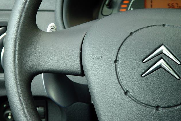 Praktische Schaltwippen am Lenkrad sind bei Sensodrive-Fahrzeugen immer dabei