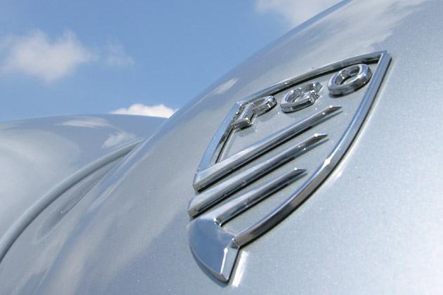 Das PGO-Markenemblem hat Ähnlichkeiten mit dem Porsche-Wappen