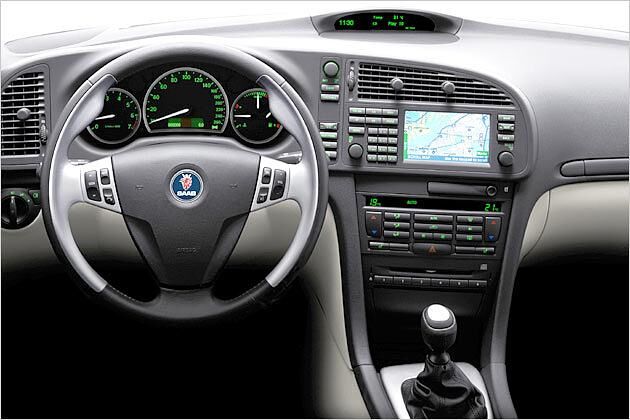Innenraum der 9-3 SportCombi in der von uns getesteten Ausstattung Aero