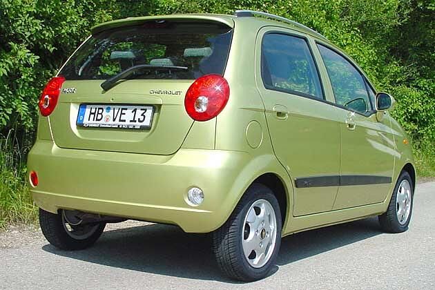 Mit 3,49 Meter Außenlänge ist der Matiz in einer Liga mit Toyota Aygo und Co