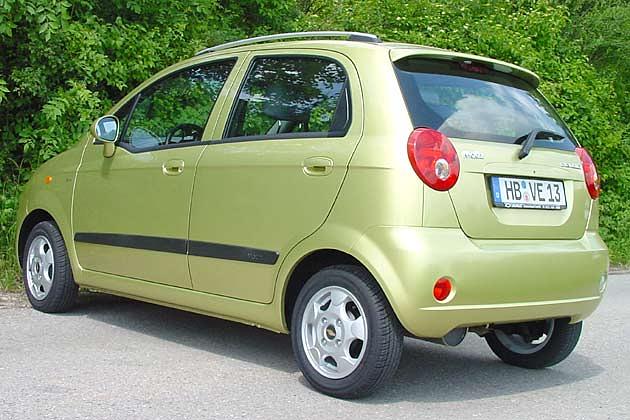 Im Matiz SX serienmäßig: Stoßfänger und Dachspoiler in Wagenfarbe