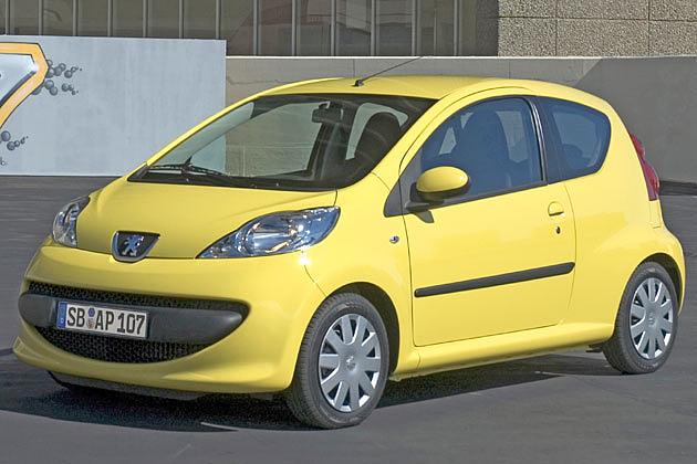 Peugeot 107: Hier ragt der schwarze Plastikstoßfänger nicht über den Grill hinaus
