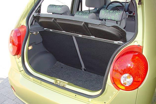 Bleibt die 60-zu-40 geteilte Rücksitzlehne wo sie ist, fasst das Heckabteil 170 Liter