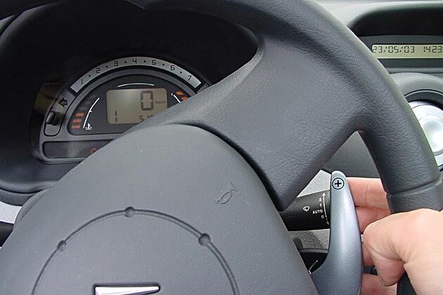 Die Schaltwippen für das automatisierte Schaltgetriebe der 109-PS-Version sitzen fix an der Lenksäule