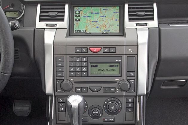 Der Supercharged ist serienmäßig mit Navigationssystem und hochwertiger Audioanlage bestückt