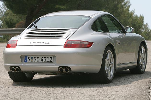 Aus den Doppelrohren wird das Abgas aus dem 3,8-Liter-Boxermotor entsorgt
